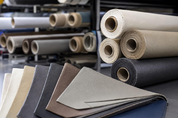 Laminados sintéticos de PVC em rolos e amostras organizadas, destacando qualidade e acabamento da Agro Química São Gabriel S/A para aplicações industriais e estofados.
