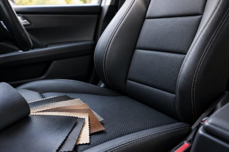 Banco automotivo em laminado sintético de PVC, com amostras de revestimento, destacando opções da Agro Química São Gabriel para acabamento e durabilidade.